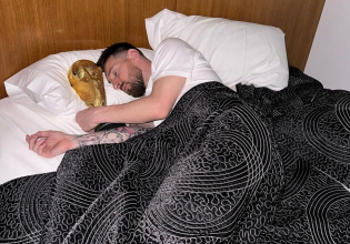Η φωτογραφία του αιώνα: Ο Μέσι κοιμήθηκε αγκαλιά με το τρόπαιο του Μουντιάλ!