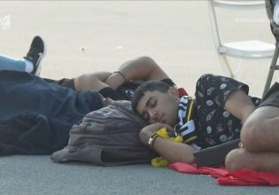 «Τρελαμένοι» Μαροκινοί κοιμήθηκαν έξω από τα εκδοτήρια για ένα εισιτήριο για τον ημιτελικό (vid)
