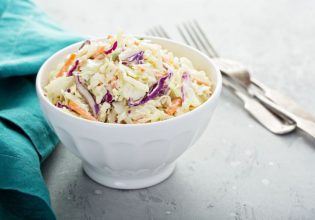 Σαλάτα Coleslaw µε ντρέσινγκ καρύδας για ένα ελαφρύ γεύμα