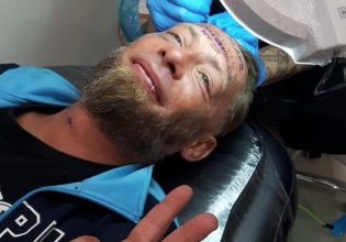 Ξέφυγαν σε μπάτσελορ: Πλήρωσαν άστεγο για να κάνει τατουάζ το όνομα του γαμπρού στο μέτωπό του