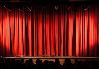 Ησαϊας Ματιάμπα: Χαμός με τη γυμνή εμφάνιση του ηθοποιού στο θέατρο – «Πληρωνόμαστε καλά…»