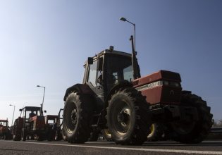 Αγρότες: Στήνουν μπλόκο με τα τρακτέρ τους στον Ε – 65