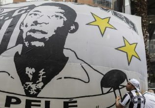 Θαυμαστές στο Μουσείο Πελέ στη Σάντος: «Θα είναι για πάντα ο Βασιλιάς μας»