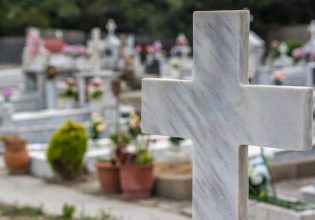 Θεσσαλονίκη: Κάμερες ασφαλείας στα κοιμητήρια – Κλέβουν και τα καντήλια για το χαλκό