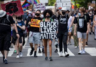 ΗΠΑ: Αντιδράσεις προκαλεί ο θάνατος εκπαιδευτικού, εξαδέλφου συνιδρύτριας του κινήματος Black Lives Matter, ώρες μετά τη βίαιη σύλληψή του από την αστυνομία