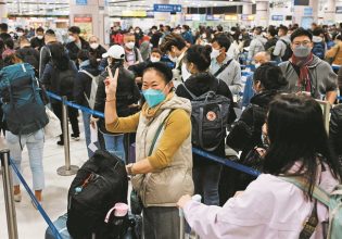 Κάνουν ουρές για διαβατήρια οι Κινέζοι