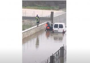 Ηγουμενίτσα: Πυροσβέστης απεγκλώβισε οδηγό από πλημμυρισμένο δρόμο