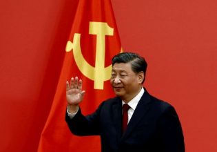 Κίνα: Μισοκλείνοντας το «μάτι» στη Δύση