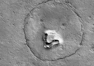 Άρης: Φωτογραφία που θυμίζει αρκούδα στην επιφάνεια του πλανήτη