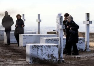 Τέως βασιλιάς Κωνσταντίνος: Συντετριμμένη στους τάφους των γονιών της στο Τατόι η Βασίλισσα Σοφία
