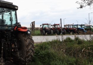 Θεσσαλία: Επί ποδός οι αγρότες – Ενισχύονται τα μπλόκα