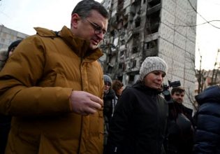 Ουκρανία: Ρωσικοί βομβαρδισμοί στο Χάρκοβο μετά την απρόσμενη επίσκεψη της Μπέρμποκ