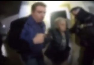 Συγκλονιστικό βίντεο – Αστυνομικοί απεγκλωβίζουν γυναίκα από σπίτι γεμάτο καπνούς