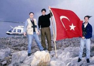 Ίμια: Δυο Τούρκοι δημοσιογράφοι κατεβάζουν την ελληνική σημαία