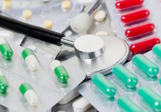 Ελλείψεις φαρμάκων: Επιστολή Πλεύρη στην Επίτροπο Υγείας