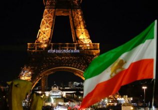 Παρίσι: Συνθήματα αλληλεγγύης στον Πύργο του Αιφελ για τους ιρανούς διαδηλωτές