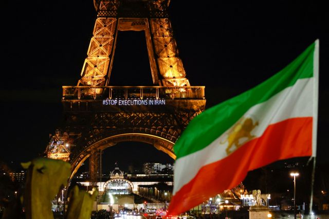 Παρίσι: Συνθήματα αλληλεγγύης στον Πύργο του Αιφελ για τους ιρανούς διαδηλωτές