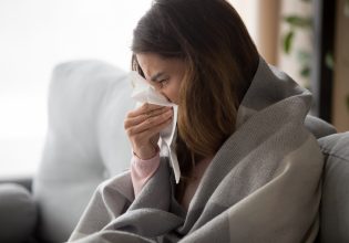 Γιατί τρέχει η μύτη σου; Πώς θα διακρίνεις αν έχεις γρίπη, Covid ή άλλη ίωση