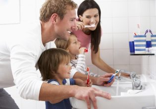 Στοματική υγιεινή: Δεν αρκεί να πλένεις τα δόντια σου