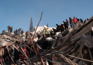 Σεισμός στην Τουρκία: Άντρας αγνώστων στοιχείων δώρισε τεράστιο χρηματικό ποσό στους σεισμόπληκτους