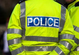 Μεγάλη Βρετανία: Αστυνομικοί πήγαν σε σπίτι 3χρονου να του κάνουν συστάσεις –  «Το παιδί τρομοκρατήθηκε και κρύφτηκε»