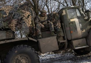Ουκρανία: Ρώσοι στρατιώτες χτυπούν τραυματισμένο διοικητή