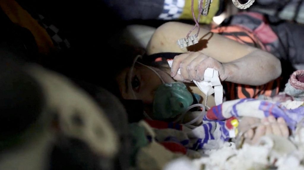 Σεισμός Τουρκία: Μωρό βρισκόταν 55 ώρες στα συντρίμμια – Η μητέρα του το θήλαζε για να το κρατήσει ζωντανό