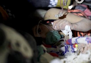 Σεισμός Τουρκία: Μωρό βρισκόταν 55 ώρες στα συντρίμμια – Η μητέρα του το θήλαζε για να το κρατήσει ζωντανό