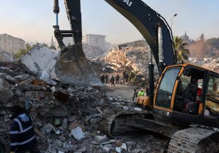 Σεισμός στην Τουρκία: «Εξόφθαλμες αστοχίες – Κτίρια 20 ορόφων πάνω σε ένα από τα πιο επικίνδυνα ρήγματα του πλανήτη»