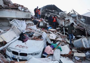 Σεισμός: «Αδειάζει η κλεψύδρα» για τους εγκλωβισμένους σε Τουρκία και Συρία – Καίνε παγκάκια για να ζεσταθούν οι άστεγοι