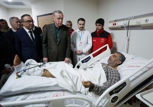 Σεισμός Τουρκία: Προεκλογικό σόου σε νοσοκομείο έστησε ο Ερντογάν