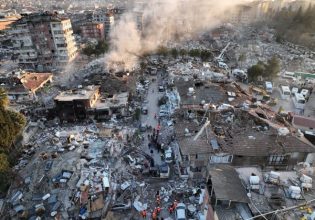 Σεισμός στην Τουρκία: Μεγάλη επιχείρηση της ΕΜΑΚ και άλλων 4 συνεργείων στα ερείπια κτιρίου στην Αντιόχεια