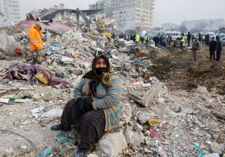 Σεισμός Τουρκία: «Έχω χάσει το μέτρημα» – Γεμάτα τα νεκροταφεία – Δεν έχουν που να θάψουν