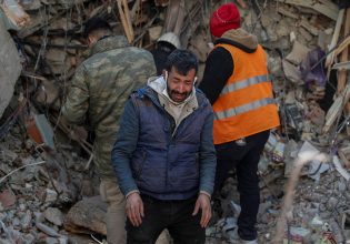 Σεισμός στην Τουρκία: Σε ομαδικούς τάφους θάβονται οι νεκροί