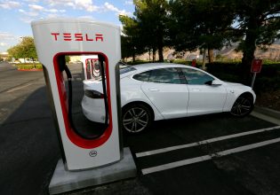Tesla: Πώς οι ΗΠΑ την υποχρέωσαν να ανοίξει τους φορτιστές της στους ανταγωνιστές