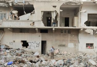 «Που ήταν ο κόσμος όταν τον χρειαζόμασταν» ρωτούν οι επιζήσαντες του φονικού σεισμού στη βόρεια Συρία