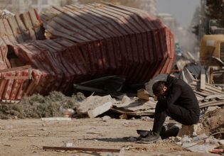 Σεισμός Τουρκία: Αφού έχασαν την ελπίδα τους προσεύχονται έστω για μια αξιοπρεπή ταφή