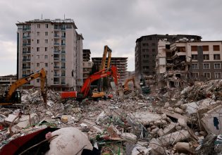 Τουρκία:  Πατέρας και κόρη καταπλακώθηκαν μετά το νέο σεισμό – Κατέρρευσαν κτίρια