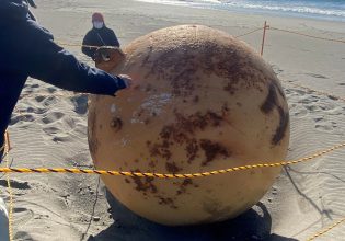 Ιαπωνία: Τίποτα άλλο πέραν μιας απλής σημαδούρας η μπάλα που ξεβράστηκε σε παραλία