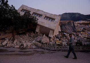 Σεισμός Τουρκία: Η κυβέρνηση εκδίδει νέους κανόνες ανοικοδόμησης