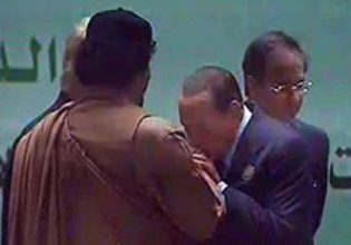 Σίλβιο Μπερλουσκόνι: Ποιος και γιατί «ξέθαψε» την φωτογραφία που φιλάει τα χέρια του Καντάφι