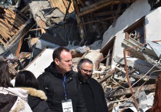 Σεισμός Τουρκία: Εθελοντές στο πλευρό των πληγέντων