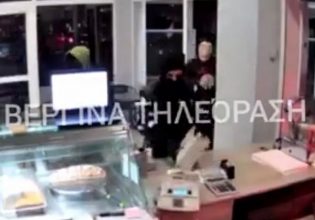 Θεσσαλονίκη: Βίντεο ντοκουμέντο – Κουκουλοφόροι ξηλώνουν την ταμειακή μπροστά στον ιδιοκτήτη καταστήματος