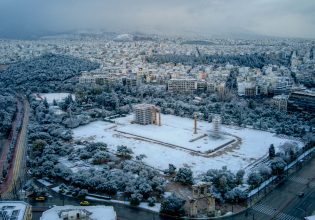 Κακοκαιρία Μπάρμπαρα: Η χιονισμένη Αθήνα από ψηλά