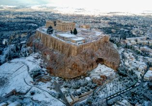 Κακοκαιρία Μπάρμπαρα: Στα λευκά το κέντρο της Αθήνας – Εντυπωσιακές εικόνες από drone