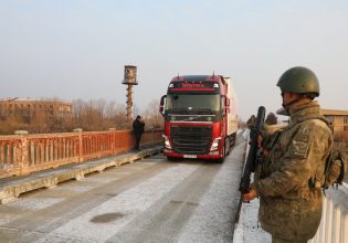 Σεισμός στην Τουρκία: Σύνορο με την Αρμενία άνοιξε έπειτα από 35 χρόνια για να περάσει ανθρωπιστική βοήθεια