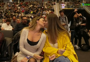 Ιταλία: Το φιλί δύο γυναικών έκλεψε την παράσταση από τον ημιτελικό του κυπέλλου μπάσκετ (vid)