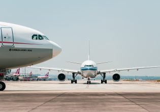 Τρόμος για επιβάτες αεροπορικής πτήσης – Στις φλόγες ο κινητήρας του αεροπλάνου – Δείτε βίντεο