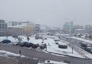 Βόλος: Χιονοκαταιγίδα με κεραυνούς «χτυπά» την πόλη