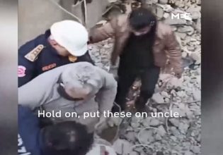 Σεισμός στην Τουρκία: Διασώστης δίνει τις μπότες του σε επιζώντα